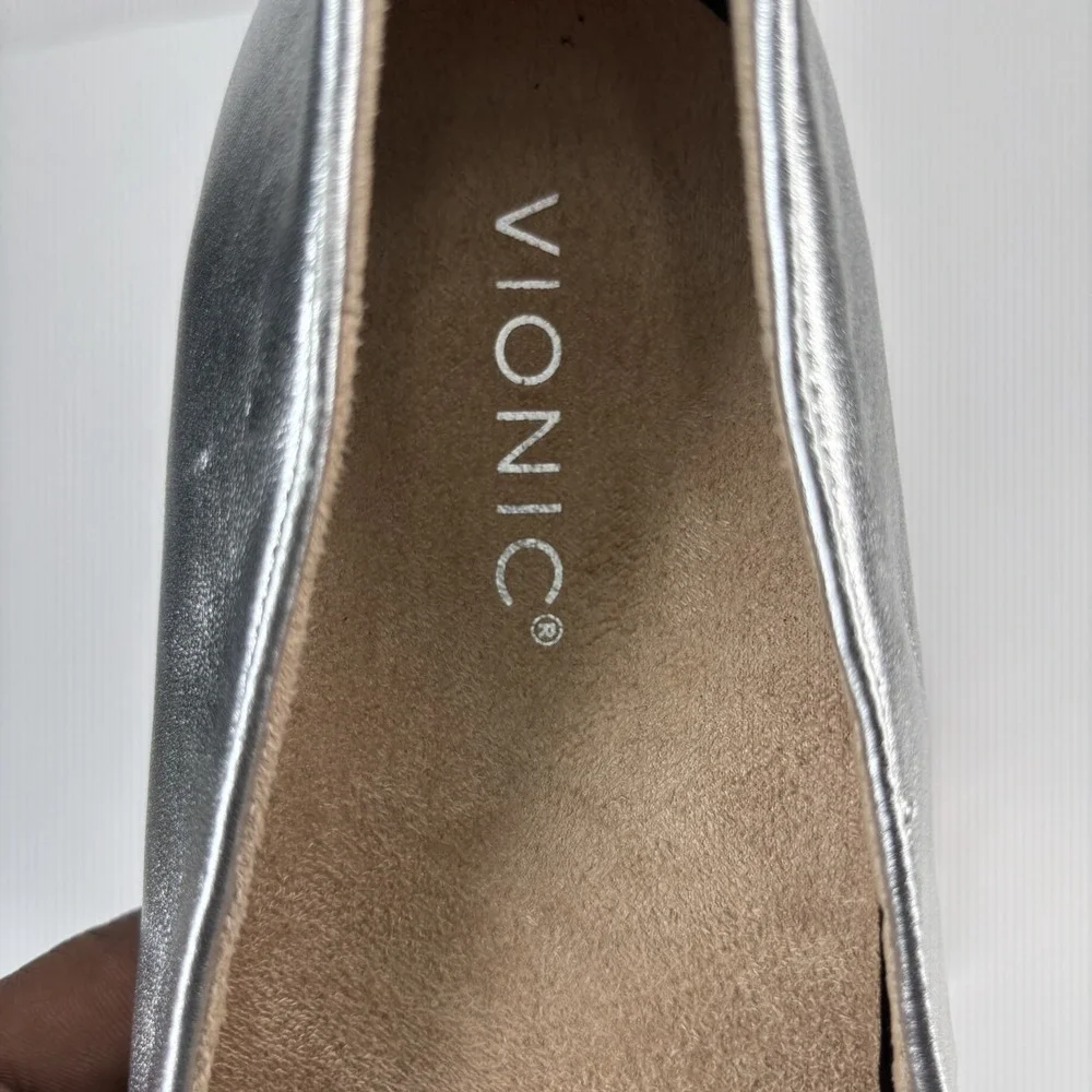 Vionic Silver Flats with Bow Detail 8.5 wide - Picture 16 of 16